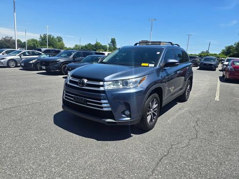 Used 2019 Toyota Highlander XLE w/ Carpet Mat Package (TMS) AWD/4WD image 4