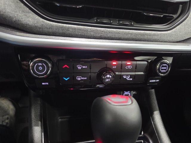Used 2025 Jeep Compass Latitude AWD/4WD image 16