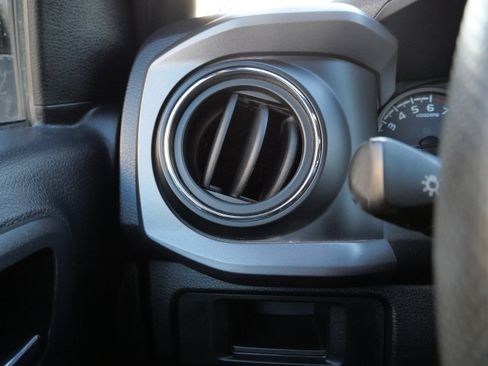 Certified 2018 Toyota Tacoma TRD Off-Road image 27