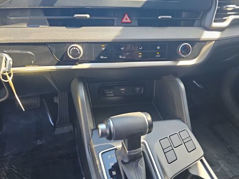 Used 2025 Kia Sportage LX FWD image 16