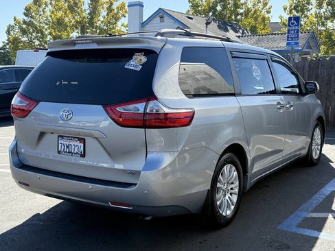 Used 2017 Toyota Sienna image 6