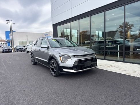 Used 2023 Kia Niro SX Touring image 1