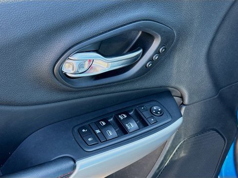 Used 2018 Jeep Cherokee Trailhawk w/ Quick Order Package 27L image 22