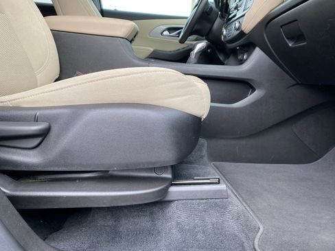 Used 2022 Chevrolet Traverse LS image 12