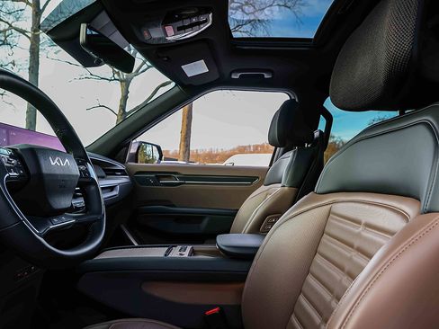 Certified 2024 Kia EV9 Land image 8