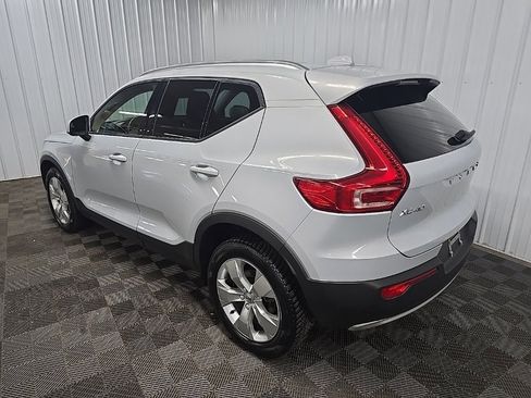 Used 2022 Volvo XC40 T5 Momentum w/ Climate Package image 9