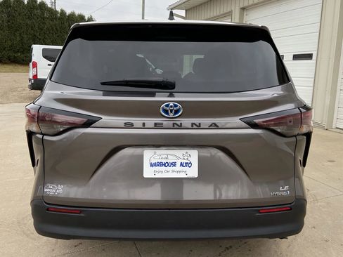 Used 2024 Toyota Sienna LE FWD image 6