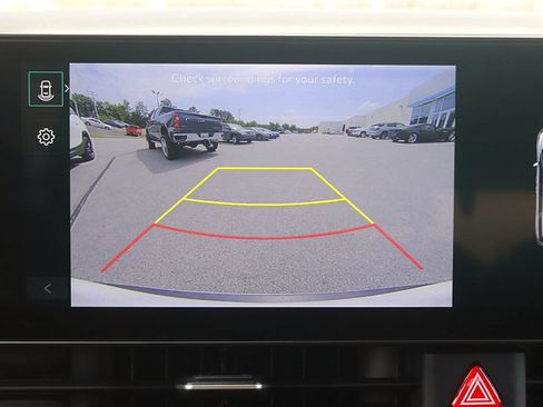 Used 2025 Kia Carnival FWD image 27