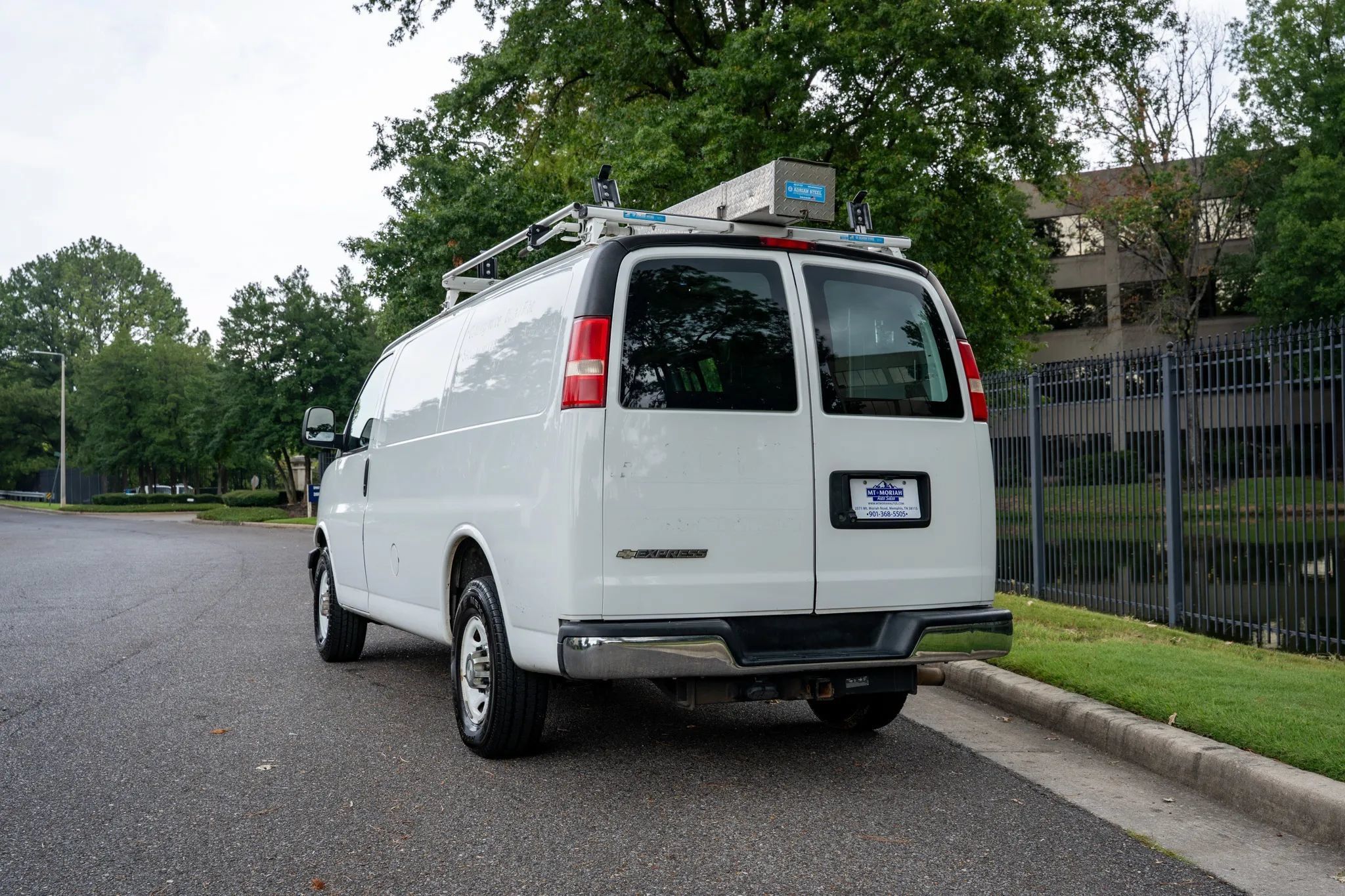 Used 2018 Chevrolet Express 2500 w/ Driver Convenience Package RWD image 7