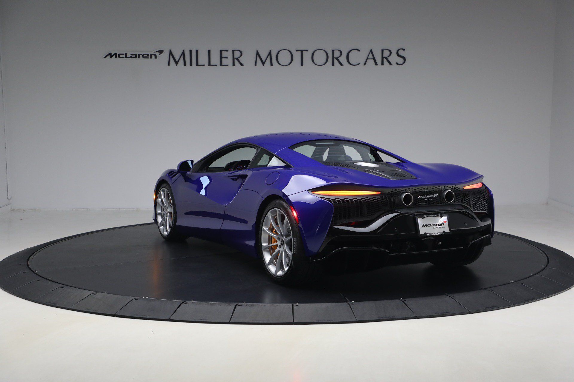 Used 2024 McLaren Artura RWD image 5