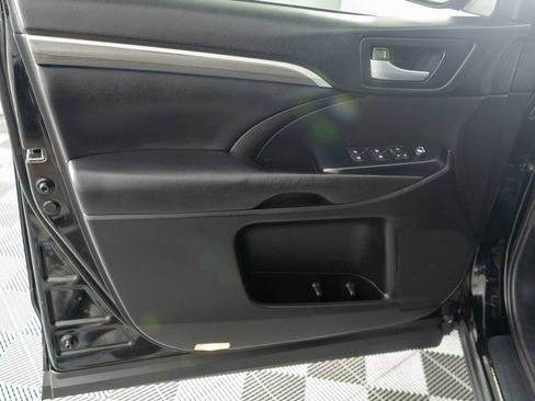 Used 2017 Toyota Highlander SE AWD/4WD image 23
