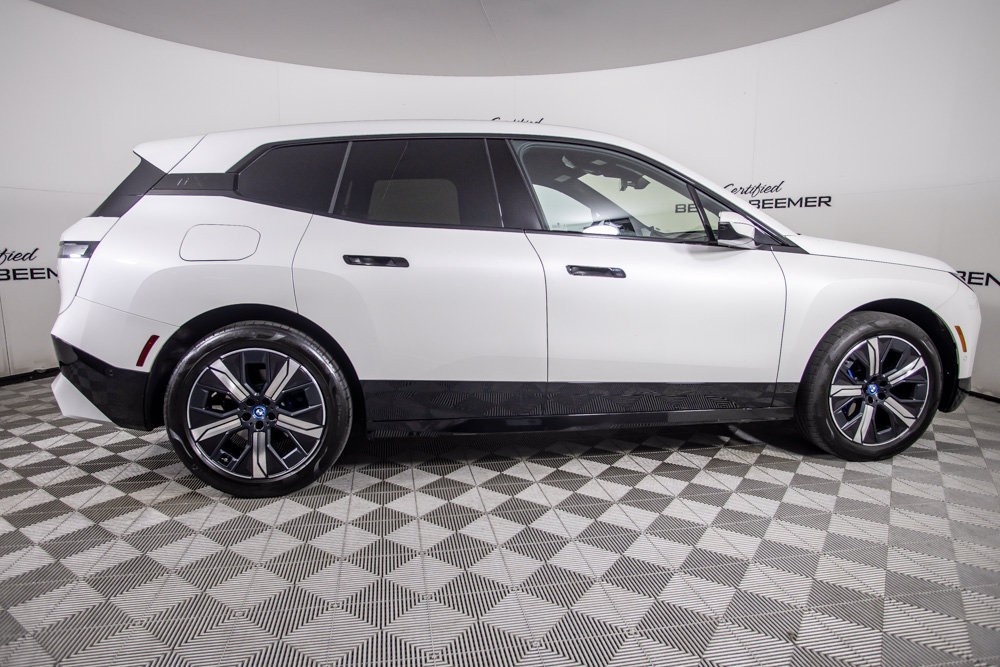 Used 2023 BMW iX xDrive50 w/ Sport Package AWD/4WD image 4