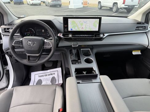Used 2025 Toyota Sienna XLE image 14
