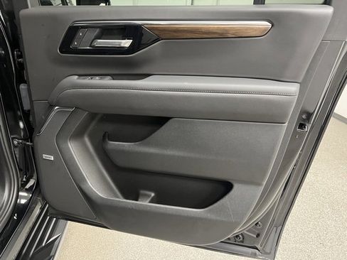 Used 2025 Chevrolet Suburban High Country image 47