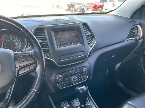 Used 2020 Jeep Cherokee Latitude Plus image 9