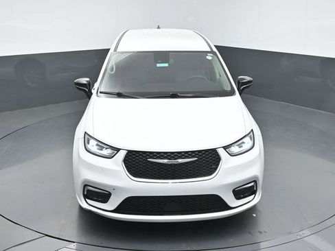 Used 2024 Chrysler Pacifica Touring-L FWD image 36