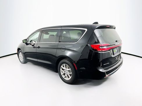 Used 2024 Chrysler Pacifica Touring-L image 5