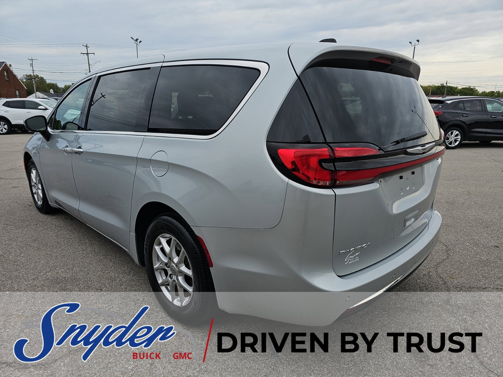 Used 2023 Chrysler Pacifica Touring-L FWD image 6