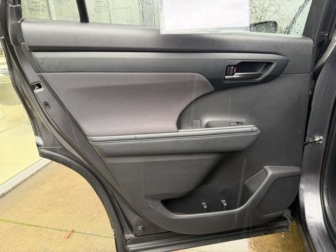 Used 2024 Toyota Highlander LE image 28
