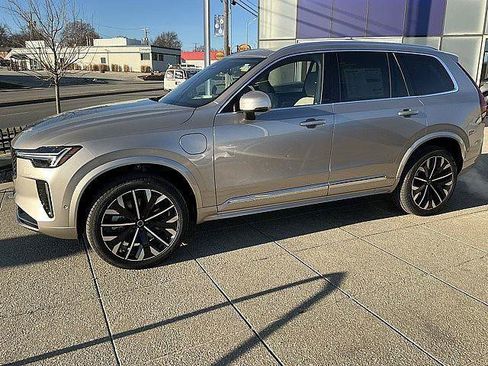 New 2026 Volvo XC90 T8 Plus w/ Protection Package Premier AWD/4WD image 11