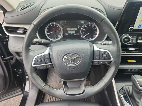 Used 2024 Toyota Highlander XLE AWD/4WD image 19