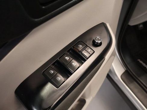 Used 2017 Toyota Highlander LE FWD image 11