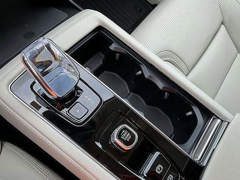 New 2026 Volvo XC90 T8 Ultra w/ Protection Package Premier AWD/4WD image 19