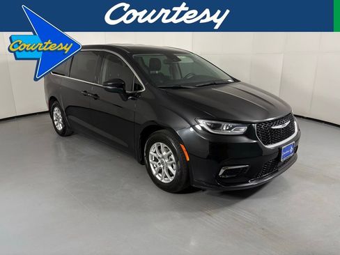 Used 2023 Chrysler Pacifica Touring-L FWD image 1