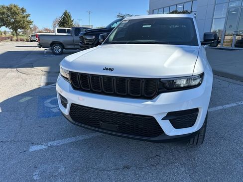 New 2025 Jeep Grand Cherokee Altitude AWD/4WD image 10