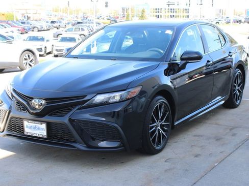 Used 2024 Toyota Camry SE image 3