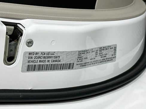 Used 2024 Chrysler Pacifica Touring-L FWD image 12