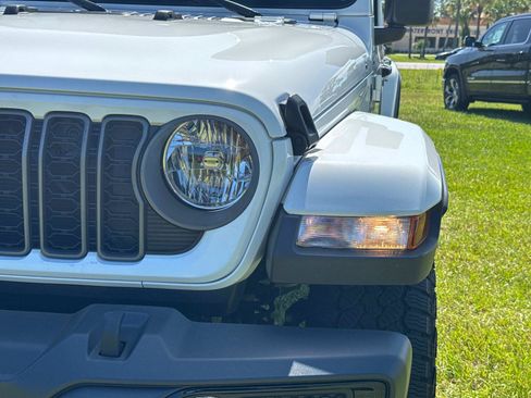 Certified 2025 Jeep Gladiator Sport AWD/4WD image 9