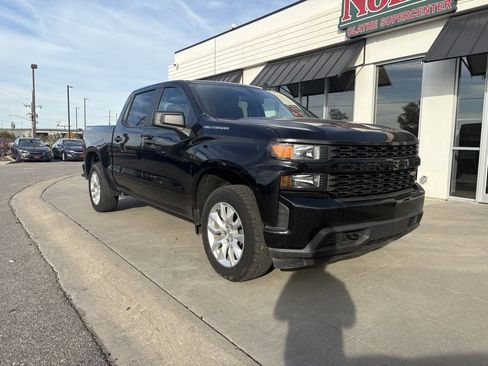 Used 2020 Chevrolet Silverado 1500 Custom w/ Custom Value Package image 3