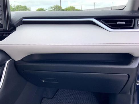 Used 2021 Toyota RAV4 XLE Premium image 18