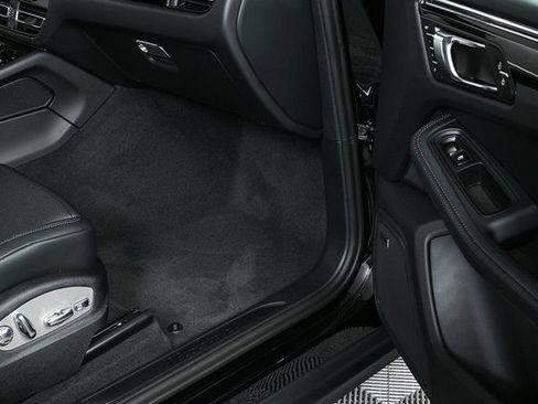 Certified 2025 Porsche Macan image 25