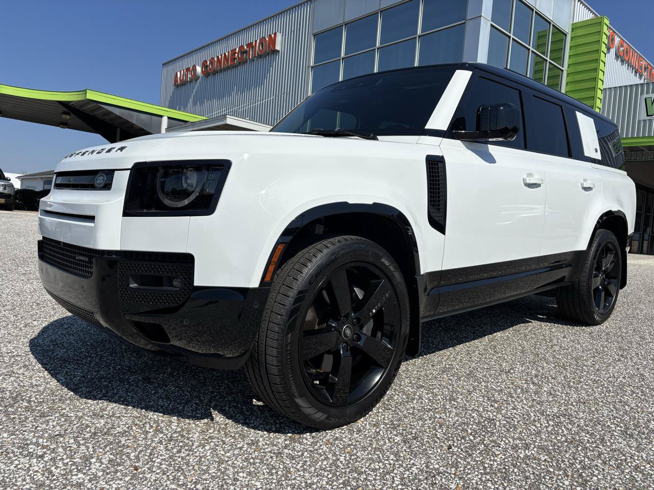 Used 2023 Land Rover Defender 130 X-Dynamic SE AWD/4WD image 2