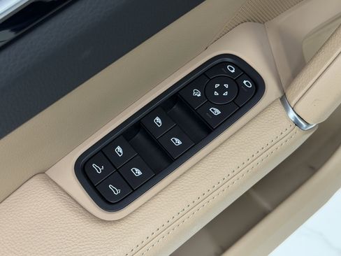 Certified 2023 Porsche Cayenne Platinum Edition image 28