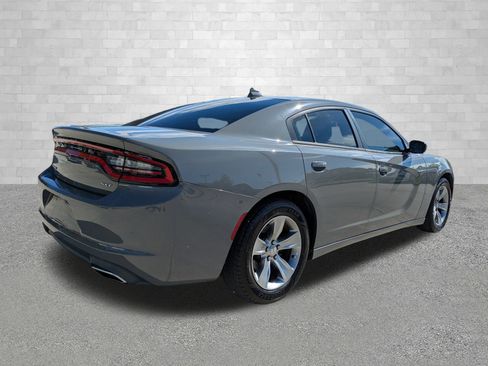 Used 2017 Dodge Charger SXT image 2