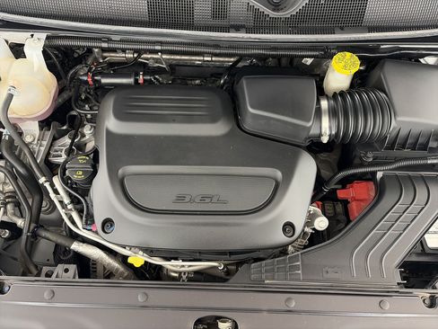 Used 2024 Chrysler Pacifica Touring-L FWD image 12