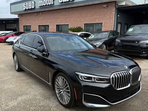 Used 2022 BMW 740i w/ Premium Package image 4