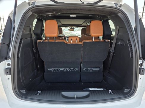 New 2026 Chrysler Pacifica Pinnacle image 11
