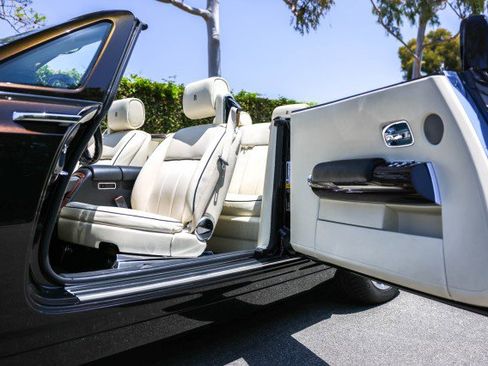 Used 2015 Rolls-Royce Phantom Drophead Coupe image 16