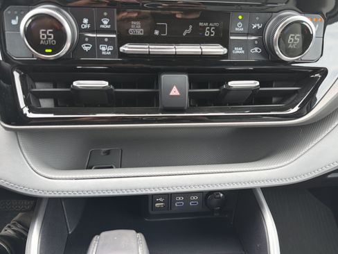 Used 2022 Toyota Highlander XLE AWD/4WD image 23