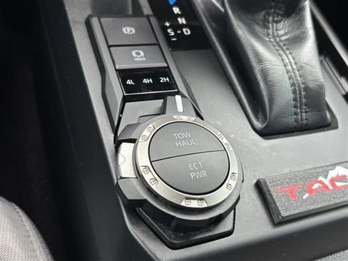 Used 2025 Toyota Tacoma SR5 AWD/4WD image 18