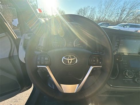 Used 2019 Toyota Sienna XLE image 14