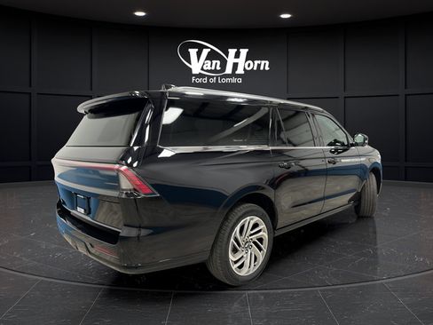 Used 2025 Lincoln Navigator L Reserve AWD/4WD image 7