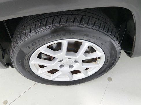 Used 2021 Jeep Renegade Latitude w/ Sun & Sound Group FWD image 36