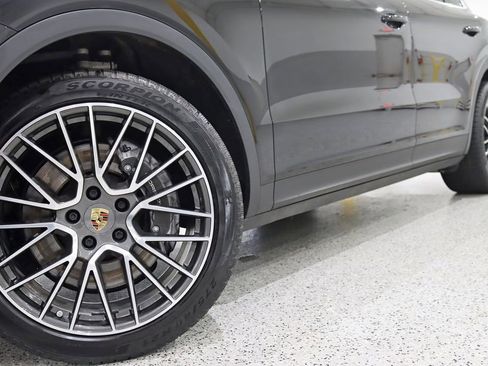 Used 2022 Porsche Cayenne AWD/4WD image 5