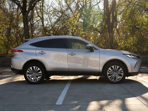 Used 2021 Toyota Venza Limited image 10