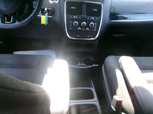 Used 2020 Dodge Grand Caravan SE FWD image 15